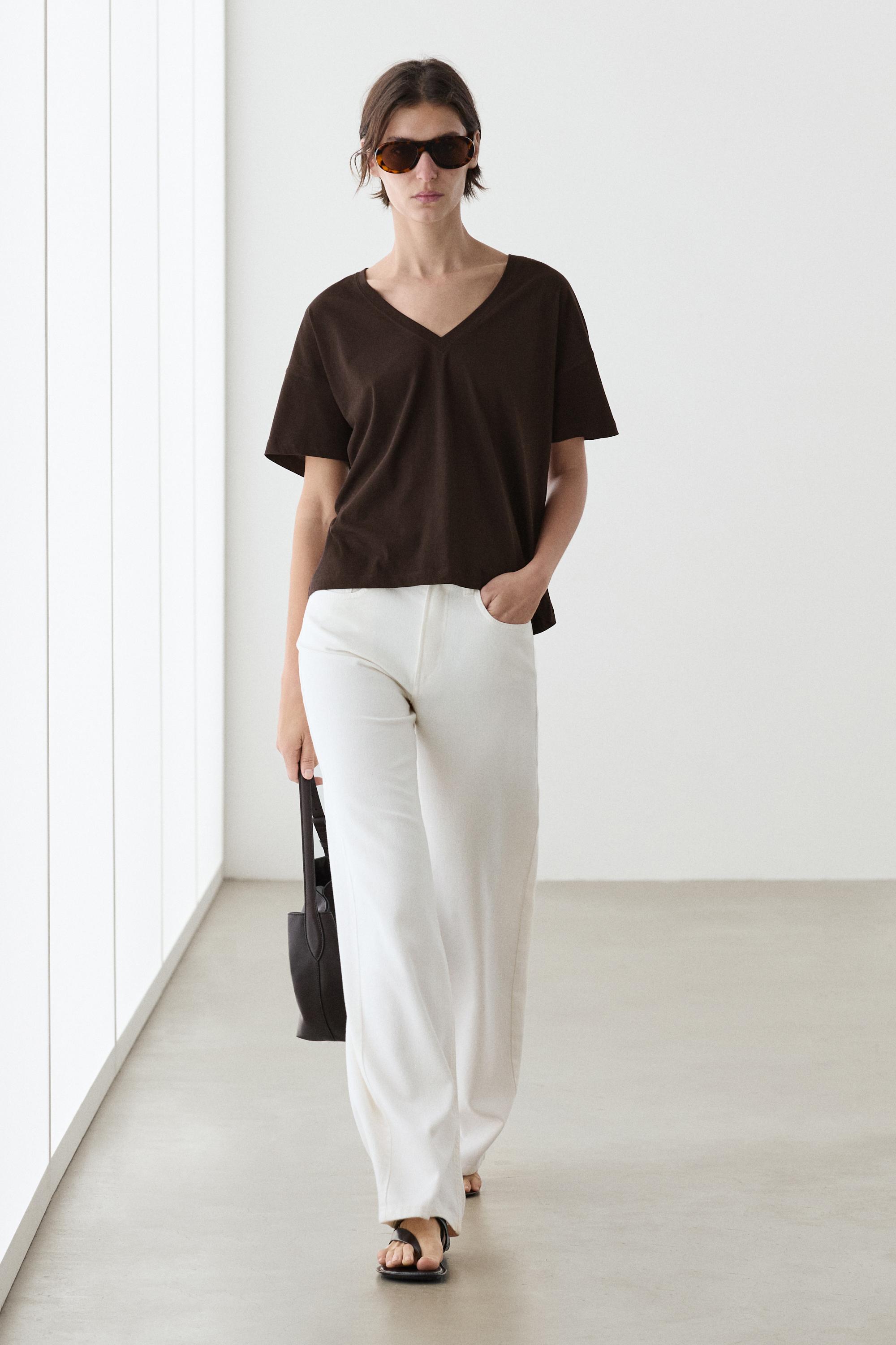Flowing cropped fit V-neck T-shirt